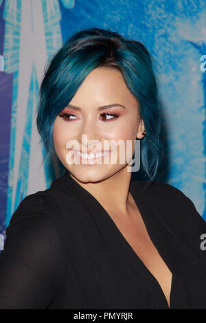 Demi Lovato bei der Weltpremiere von Walt Disney Animation Studios' "eingefroren". Ankünfte am El Capitan Theatre in Hollywood, CA, November 19, 2013 statt. Foto von Joe Martinez/PictureLux Stockfoto