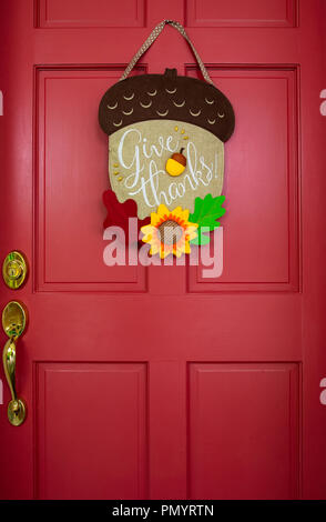 Herbst - themed Dekoration hängt an den roten Eingang mit Messing-griff. Stockfoto