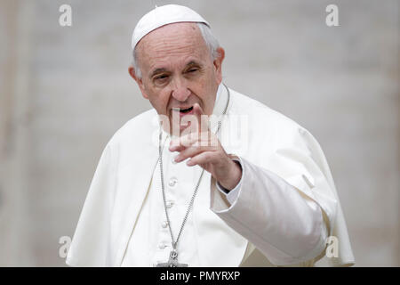 Vatikan, Vatikan. 19 Sep, 2018. Papst Franziskus Gesten wie er kommt seiner Generalaudienz auf dem Petersplatz im Vatikan, Vatikan am 19. September 2018 zu feiern. Credit: Giuseppe Ciccia/Pacific Press/Alamy leben Nachrichten Stockfoto