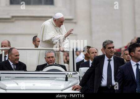 Vatikan, Vatikan. 19 Sep, 2018. Papst Franziskus begrüßt die Gläubigen, als er am Ende seiner Generalaudienz auf dem Petersplatz im Vatikan, Vatikan am 19. September 2018 verlässt. Credit: Giuseppe Ciccia/Pacific Press/Alamy leben Nachrichten Stockfoto