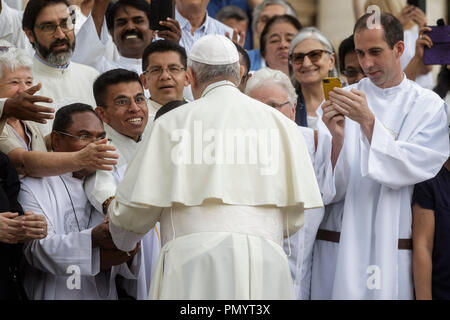 Vatikan, Vatikan. 19 Sep, 2018. Papst Franziskus begrüßt die Gläubigen, als er am Ende seiner Generalaudienz auf dem Petersplatz im Vatikan, Vatikan am 19. September 2018 verlässt. Credit: Giuseppe Ciccia/Pacific Press/Alamy leben Nachrichten Stockfoto