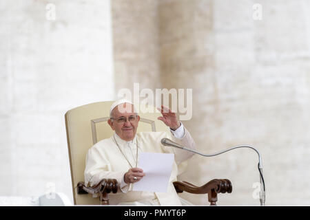 Vatikan, Vatikan. 19 Sep, 2018. Papst Franziskus begrüßt die Gläubigen während seiner Generalaudienz auf dem Petersplatz im Vatikan, Vatikan am 19. September 2018. Credit: Giuseppe Ciccia/Pacific Press/Alamy leben Nachrichten Stockfoto