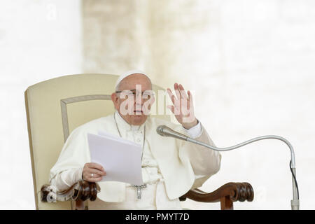 Vatikan, Vatikan. 19 Sep, 2018. Papst Franziskus liefert seine Predigt als er feiert seine Generalaudienz auf dem Petersplatz im Vatikan, Vatikan am 19. September 2018. Credit: Giuseppe Ciccia/Pacific Press/Alamy leben Nachrichten Stockfoto