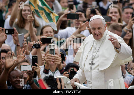 Vatikan, Vatikan. 19 Sep, 2018. Papst Franziskus begrüßt die Gläubigen wie kommt er seiner Generalaudienz auf dem Petersplatz im Vatikan, Vatikan am 19. September 2018 zu feiern. Credit: Giuseppe Ciccia/Pacific Press/Alamy leben Nachrichten Stockfoto