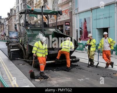 Resurfacing Old Bond Street London, Großbritannien Stockfoto