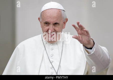 Vatikan, Vatikan. 19 Sep, 2018. Papst Franziskus begrüßt die Gläubigen wie kommt er seiner Generalaudienz auf dem Petersplatz im Vatikan, Vatikan am 19. September 2018 zu feiern. Credit: Giuseppe Ciccia/Pacific Press/Alamy leben Nachrichten Stockfoto