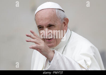 Vatikan, Vatikan. 19 Sep, 2018. Papst Franziskus begrüßt die Gläubigen wie kommt er seiner Generalaudienz auf dem Petersplatz im Vatikan, Vatikan am 19. September 2018 zu feiern. Credit: Giuseppe Ciccia/Pacific Press/Alamy leben Nachrichten Stockfoto