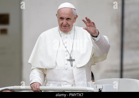 Vatikan, Vatikan. 19 Sep, 2018. Papst Franziskus begrüßt die Gläubigen wie kommt er seiner Generalaudienz auf dem Petersplatz im Vatikan, Vatikan am 19. September 2018 zu feiern. Credit: Giuseppe Ciccia/Pacific Press/Alamy leben Nachrichten Stockfoto