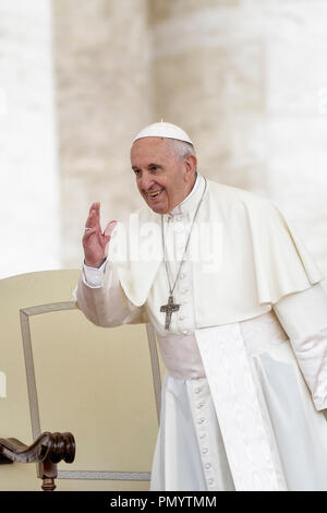 Vatikan, Vatikan. 19 Sep, 2018. Papst Franziskus begrüßt die Gläubigen wie kommt er seiner Generalaudienz auf dem Petersplatz im Vatikan, Vatikan am 19. September 2018 zu feiern. Credit: Giuseppe Ciccia/Pacific Press/Alamy leben Nachrichten Stockfoto