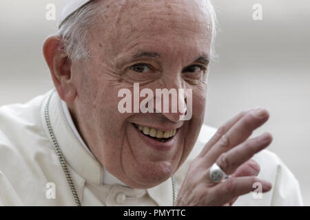 Vatikan, Vatikan. 19 Sep, 2018. Papst Franziskus begrüßt die Gläubigen, als er am Ende seiner Generalaudienz auf dem Petersplatz im Vatikan, Vatikan am 19. September 2018 verlässt. Credit: Giuseppe Ciccia/Pacific Press/Alamy leben Nachrichten Stockfoto