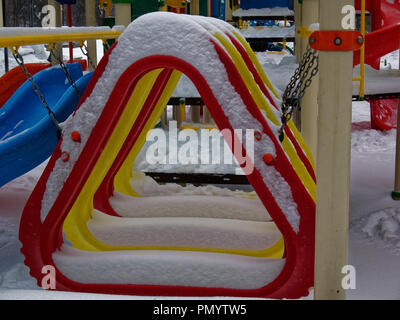 Spielplatz im Hof im Winter, Moskau Stockfoto