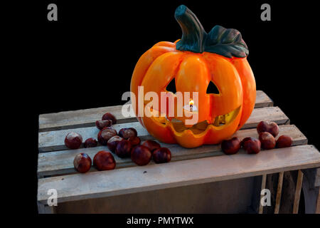 Halloween Kürbis mit Kastanien Dekoration auf hölzernen Kasten Stockfoto