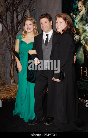 Sean Astin, Frau Christine Astin und Tochter Alexandra Astin bei der Premiere von New Line Cinema, Metro Goldwyn Mayer Pictures und Warner Bros. Pictures' "The Hobbit: The Desolation von Smaug". Ankünfte am Dolby Theatre in Hollywood, CA, 2. Dezember 2013 statt. Foto von Joe Martinez/PictureLux Stockfoto