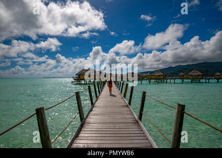 Insel Bora Bora Französisch-polynesien Antenne Flugzeug Panorama Landschaft, Bungalow auf dem Wasser Stockfoto