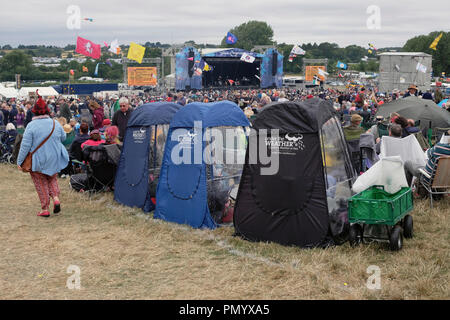 England, Oxfordshire, drei Klappen aus Stühlen mit wetterfesten Abdeckungen in Cropredy Festival. Stockfoto