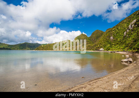 Shoreline Bank von See fogo Sao Miguel Azoren vulkanischen Krater Stockfoto