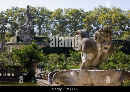 Die ISOLOTTO, mit dem Brunnen von Oceanus von Giambologna und im Vordergrund, ein Triton, die Boboli Gärten, Florenz, Toskana, Italien Stockfoto