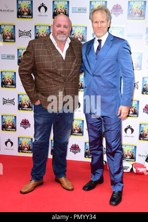 Adam Fogerty (links) und Greg Orvis die Teilnahme an der Premiere von Handschuhe im Prince Charles Cinema, London. Stockfoto