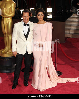 Matthew McConaughey und Camila Alves 03/02/2014 Die 86. jährlichen Academy Awards bei Dolby Theater in Hollywood, CA Foto von mayuka Ishikawa/HNW/PictureLux gehalten Stockfoto