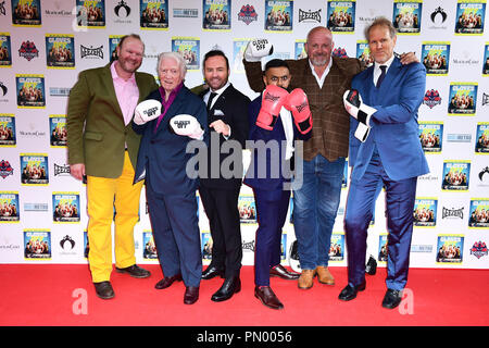 Direktor Steven Nesbit (von links nach rechts), Alan Ford, Brad Moore, Kab Silva, Adam Forgerty und Greg Orvis die Premiere von Handschuhe im Prince Charles Cinema, London zu besuchen. Stockfoto