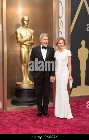 Harrison Ford und Calista Flockhart kommen für die Live ABC Telecast der 86 Oscars® auf der Dolby® Theater am 2. März 2014 in Hollywood, CA. Datei Referenz # 32268 836 Nur für den redaktionellen Gebrauch - Alle Rechte vorbehalten Stockfoto