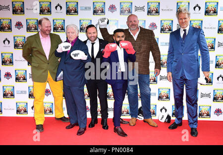 Direktor Steven Nesbit (von links nach rechts), Alan Ford, Brad Moore, Kab Silva, Adam Forgerty und Greg Orvis die Premiere von Handschuhe im Prince Charles Cinema, London zu besuchen. Stockfoto