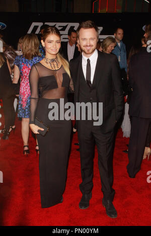 Lauren Parsekian und Aaron Paul an der Dreamworks' Bilder Premiere von "Need for Speed". Ankünfte an TCL Chinese Theatre in Hollywood, CA, 6. März 2014 statt. Foto von Joe Martinez/PictureLux Stockfoto