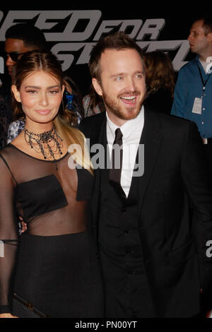 Lauren Parsekian und Aaron Paul an der Dreamworks' Bilder Premiere von "Need for Speed". Ankünfte an TCL Chinese Theatre in Hollywood, CA, 6. März 2014 statt. Foto von Joe Martinez/PictureLux Stockfoto