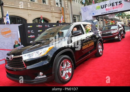 Kermit der Frosch, Miss Piggy 03.11.2014 Die Weltpremiere von 'Muppets Most Wanted" gehalten am El Capitan Theatre in Hollywood, CA Foto von Izumi Hasegawa/HNW/PictureLux Stockfoto