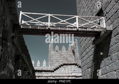 Mittelalterliche Holzsteg aus einem Schloss aus dem 10. Jahrhundert, im Norden von Portugal. Infrarot Foto. Stockfoto