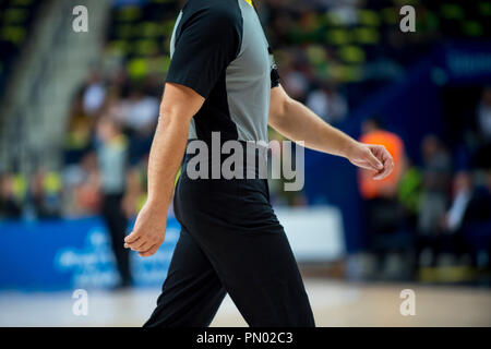 Basketball Schiedsrichter mit Pfiff Stockfoto