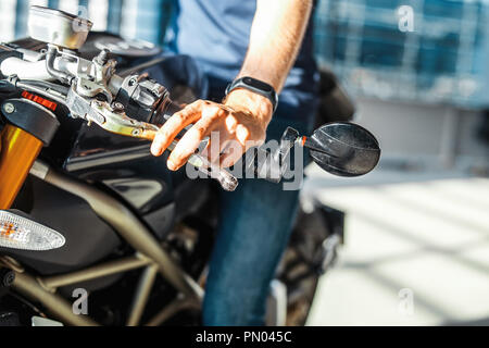 In der Nähe von biker die Hand am Lenker am Parkplatz. Stockfoto