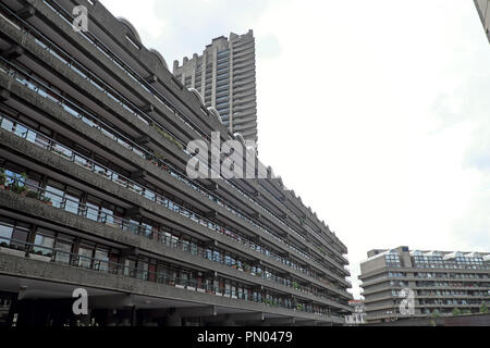 Barbican Estate Apartments und Tower in der City von London England UK KATHY DEWITT Stockfoto