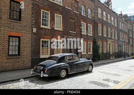 Classic vintage Schwarz 1950s Bentley Auto außerhalb der Reihe der Reihenhäuser auf Elder street in Spitalfields East London E1 UK, KATHY DEWITT Stockfoto