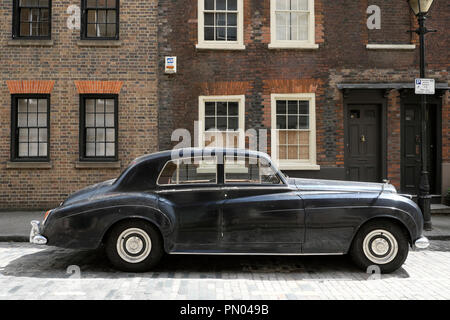 Classic vintage Schwarz 1950s Bentley Auto außerhalb der Reihe der Reihenhäuser auf Elder street in Spitalfields East London E1 UK, KATHY DEWITT Stockfoto