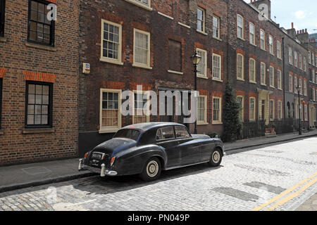 Classic vintage Schwarz 1950s Bentley Auto außerhalb der Reihe der Reihenhäuser auf Elder street in Spitalfields East London E1 UK, KATHY DEWITT Stockfoto