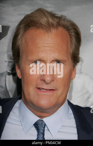 Jeff Daniels 07/10/2013 'Newsroom' Saison 2 Premiere im Paramount Theater in Los Angeles, CA Foto von kazuki Hirata/HNW/PictureLux gehalten Stockfoto