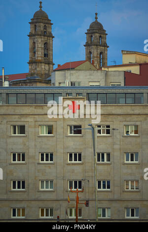 Das Rote Kreuz und die Türme der Stiftskirche Santa Maria in der Stadt Vigo, Pontevedra, Galizien, Spanien, Europa Stockfoto