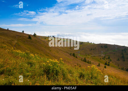 Herbstlandschaft in Skigebiet in Karnischen Apls, Österreich. Stockfoto