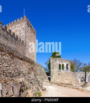 Leiria, Portugal - Oktober 10, 2017: Halten der Leiria Schloss auf der linken Seite und die gefälschte Ruinen aus dem 19. Jahrhundert romantische Ästhetik gebaut Stockfoto