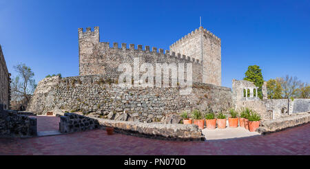 Leiria, Portugal - Oktober 10, 2017: Bergfried der mittelalterlichen Burg von Leiria aus die palastartigen Residenz gesehen. Zu den Templern gehörte. Stockfoto