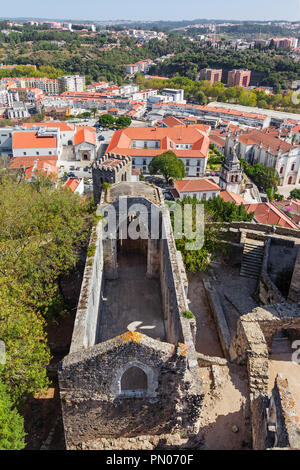 Leiria, Portugal. Die Ruinen der Kirche Santa Maria da Pena aka Nossa Senhora da Pena mit dem eingestürzten Dach, gesehen vom Bergfried der Burg Leiria Stockfoto