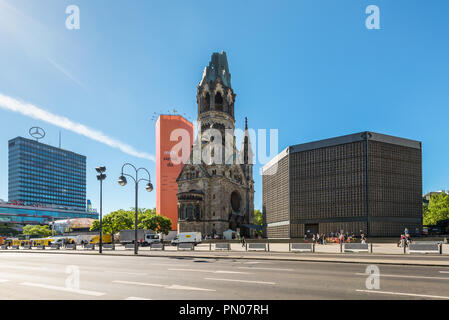 Berlin, Deutschland - 27. Mai 2017: Kaiser-Wilhelm-Kirche, Turm und moderne Glockenturm in Berlin, Deutschland. Beschädigte Turm ist ein Symbol für Berli Stockfoto