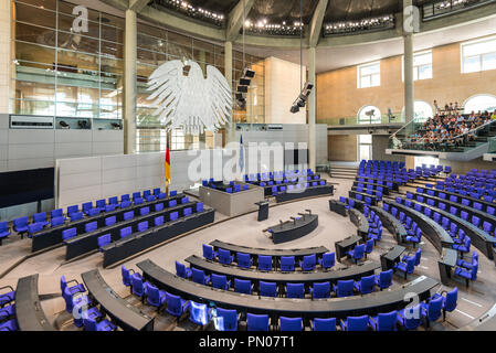 Berlin, Deutschland - 27. Mai 2017: Innenraum der Plenarsaal (Sitzungszimmer) des deutschen Parlaments (Deutscher Bundestag). Gebäude- und Tagungsraum zur Verfügung. Stockfoto