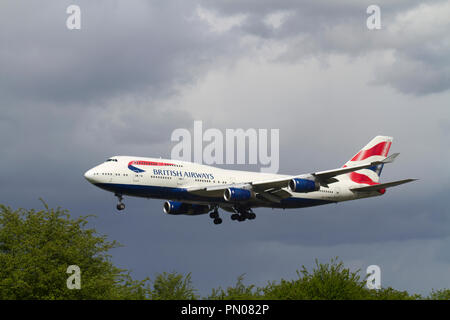 Einen British Airways Boeing 747-436 Flugzeuge Landung in London Heathrow. Stockfoto