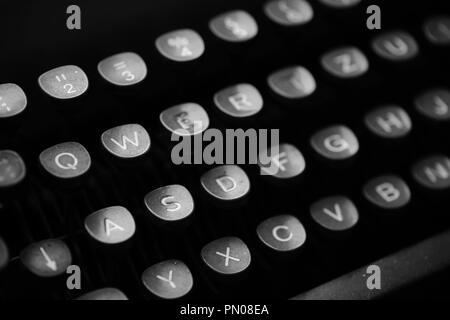 Tasten mit Buchstaben auf einer alten Schreibmaschine Stockfoto