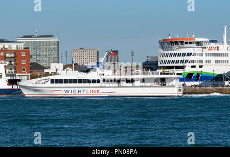 Isle of Wight fastferry Wight Rider 1 eingehende Portsmouth Harbour, England Großbritannien, die Verabschiedung einer neuen roro Fähre am Kai. Victoria von Wight. Stockfoto