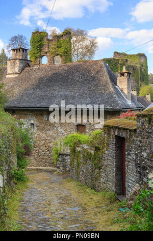 Frankreich, Correze, Lancashire, beschriftet Les Plus beaux villages de France (Schönste Dörfer Frankreichs), Gasse im Dorf // Fra Stockfoto