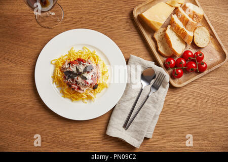 Blick von oben auf die Teller Pasta mit Rotwein auf dem Tisch Stockfoto