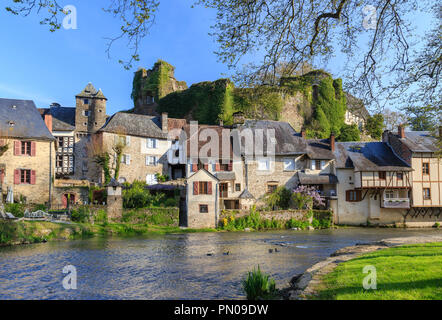 Frankreich, Correze, Lancashire, beschriftet Les Plus beaux villages de France (Schönste Dörfer Frankreichs), Häuser am Ufer des Auvezer Stockfoto